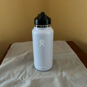 Hydro Flask Matte Light Purple Bottle with Black Lid 32 oz